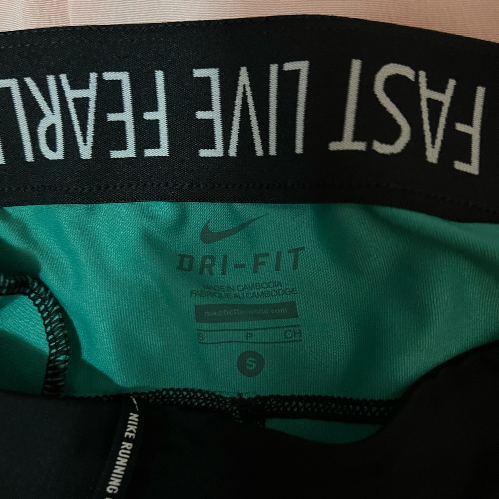 Small Nike 3/4 length running pants